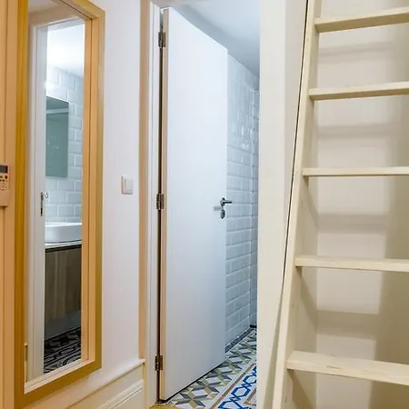 Insitu Living - Blue Mesanine Apartment *